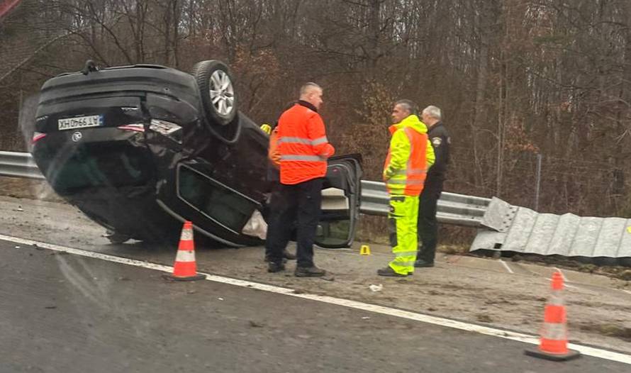 FOTO Auto završio na krovu kod Bosiljeva: Dvoje ozlijeđeno