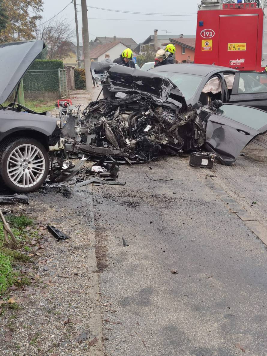 VIDEO Nesreća u Vukomercu: 'Sudarila se tri auta, vatrogasci pokušavaju razdvojiti vozila'
