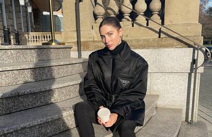 Futuristički minimalizam uz crnu jaknu i visoke lakirane čizme
