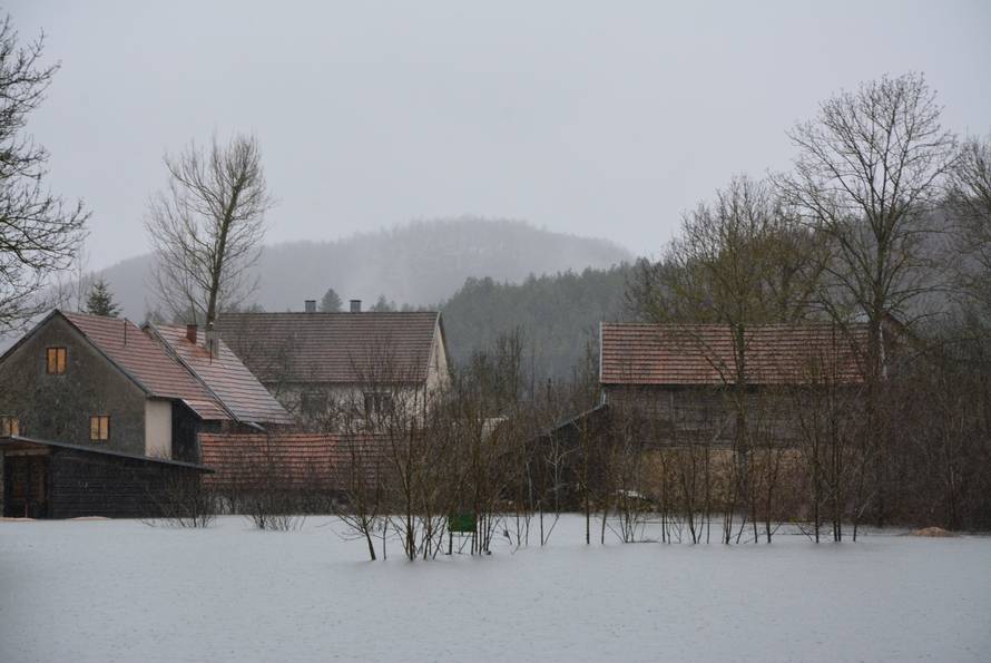 U Petrinji strepe od odrona, u Kosinju po hranu idu čamcima