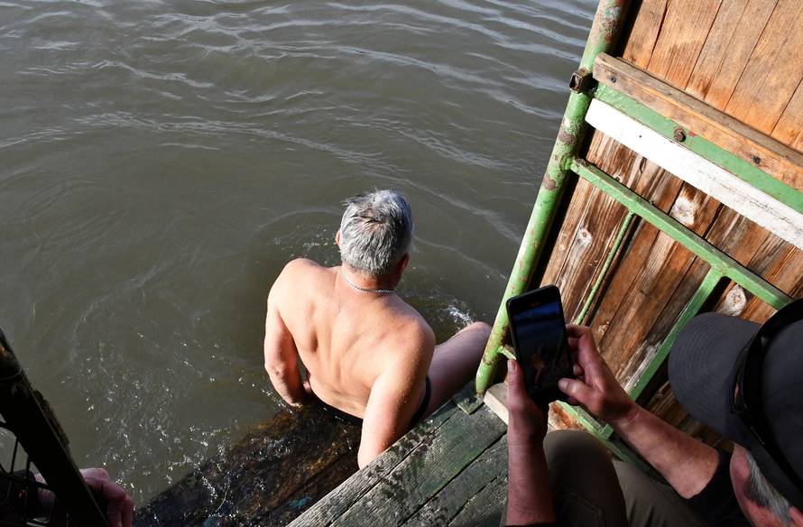Slavonski Brod: Zvonimir Karadža Kara i ove se godine na Silvestrovo okupao u hladnoj Savi