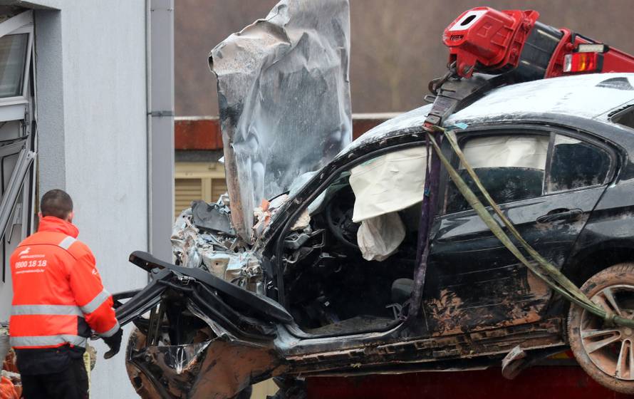 Kod naplatnih kućica Mraclin vozač izgubio nadzor nad vozilom i udario u objekt HAC-a, izvlačenje auta