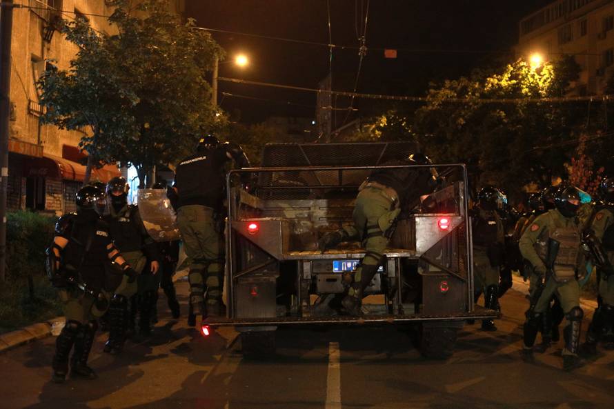 Beograd: Novi prosvjed na beogradskim ulicama, okupljeni su bacali kamenje i pirotehnička sredstva