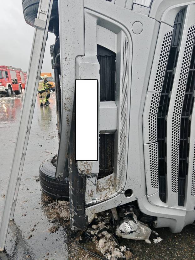 Pogledajte kaos na A3 zbog prevrnutog kamiona: Čekamo satima. Možda dočekamo jutro