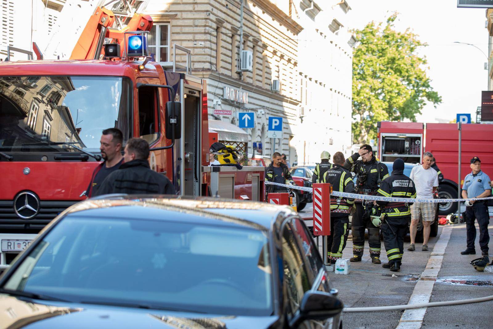 Rijeka: POžar na krovištu zgrade u centru grada