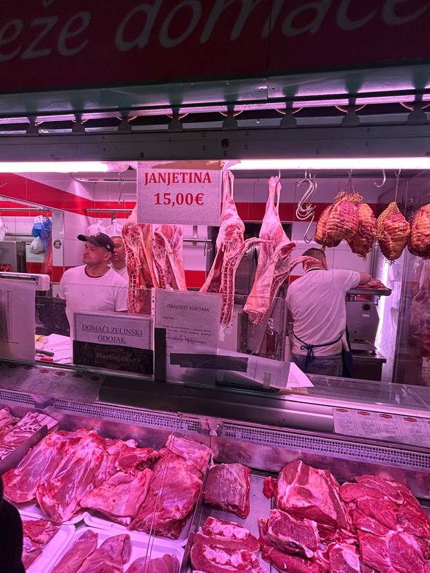 FOTO Građani šokirani! Za kilu janjetine 20 eura, rajčice po 7, a orada na Dolcu čak 28 eura