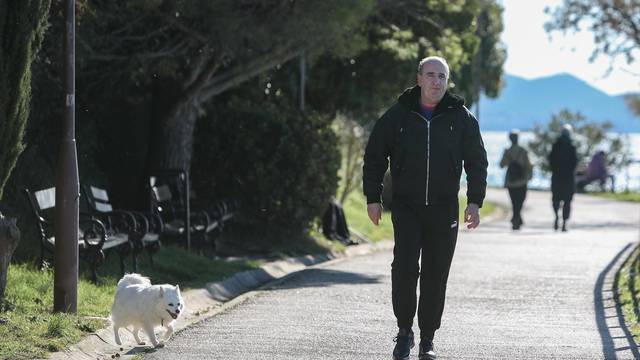 Zadar: Mladen Grdović u šetnji sa psom na šetnici Karma