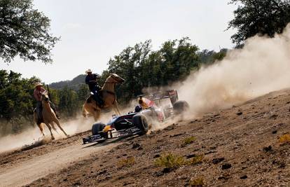 Dizao je prašinu: Coulthard se bolidom 'zaletio' do ranča