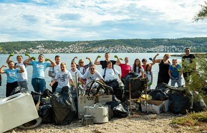 Zagađena ljudskim nemarom: Mladi volonteri s trogirske plaže prikupili 1,2 tone otpada!