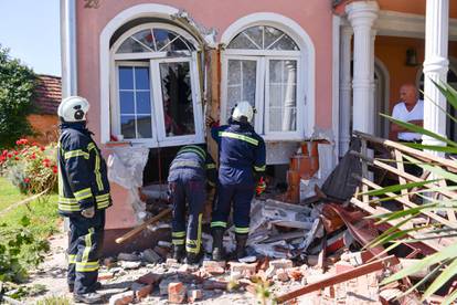 FOTO Užas u Garešnici: Teretnim kamionom se zabio u obiteljsku kuću, stavili stup da se ne uruši