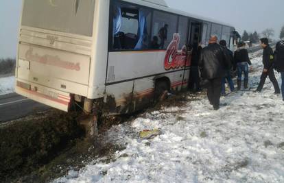 Školski autobus sletio u jarak: Petero djece lakše ozlijeđeno 