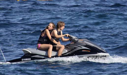 FOTO Luka Modrić i Vanja kao dečko i cura: 2009. su uživali na plaži pa se vozili na jet-skiju