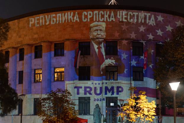 Banja Luka: Palača Republike u bojama zastave SAD-a i likom Donalda Trumpa