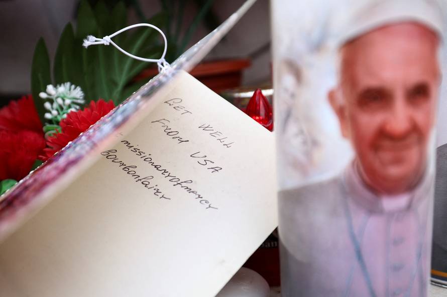 Pope Francis continues treatment for his respiratory tract infection at Gemelli hospital