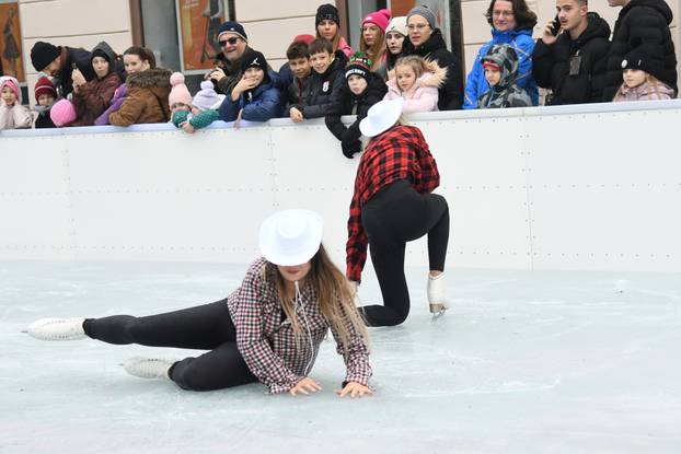 Na otvorenju klizališta u Bjelovaru glavna atrakcija bili su zagrebački klizači i bjelovarski hokejaši