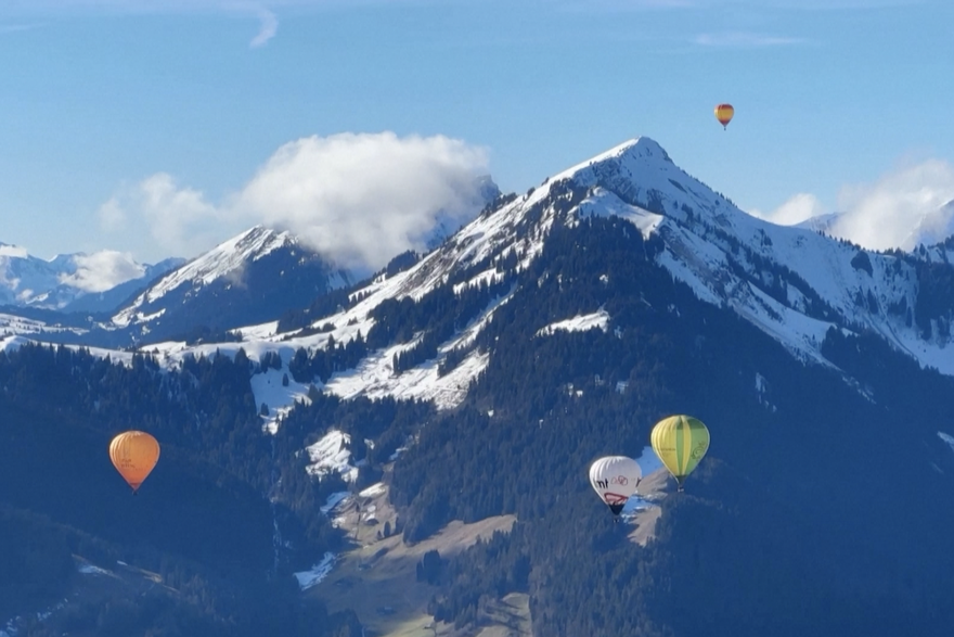 baloni na vrući zrak visoko iznad švicarskih Alpa