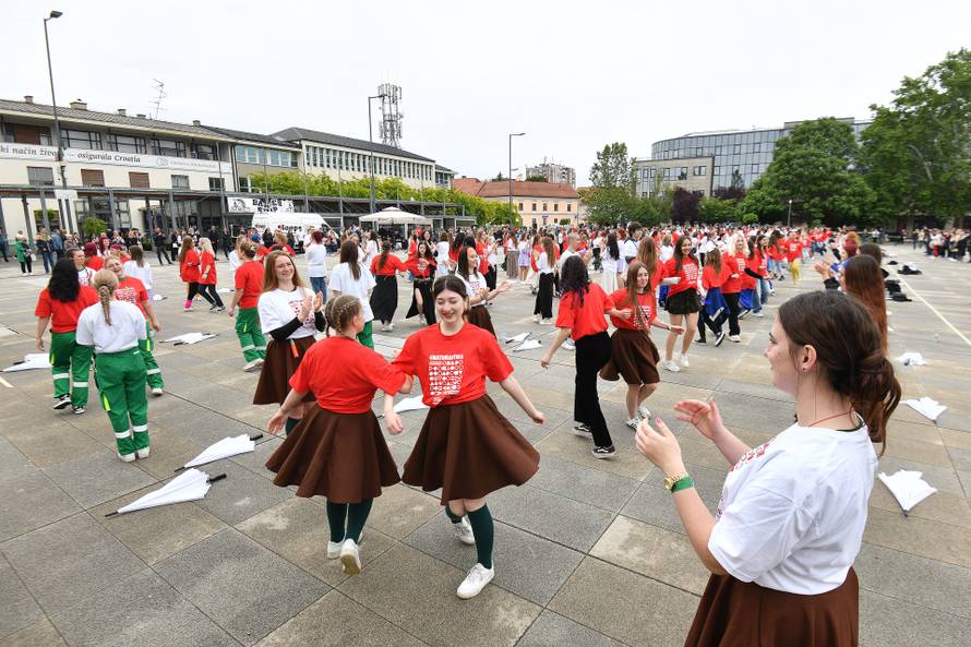 Varaždin: Stotinu maturanata varaždinskih srednjih škola plesalo tradicionalnu Quadrillu