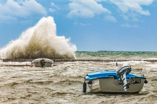 Umag: Jako jugo i kiša nekima su izvor zabave i dobre fotografije