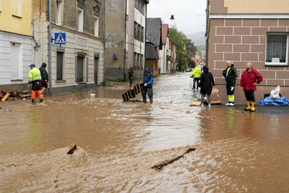 FOTO Poplave poharale Europu, u Austriji poginuo vatrogasac: 'Još nije gotovo, najgore dolazi'