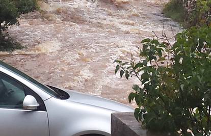 Jaka kiša u utorak je potopila ulice i plaže Paga, Molata, Vira