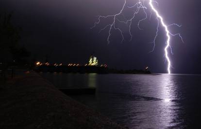 Grom na Visu aktivirao bombu zaostalu iz II. svjetskog rata