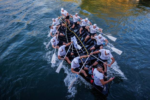 Prolazak Maratona lađa kroz Rogotin uz bakljadu