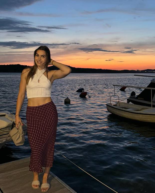 FOTO Francuska Hrvatica mami poglede svih navijača. Evo tko je mlada rukometašica Mia