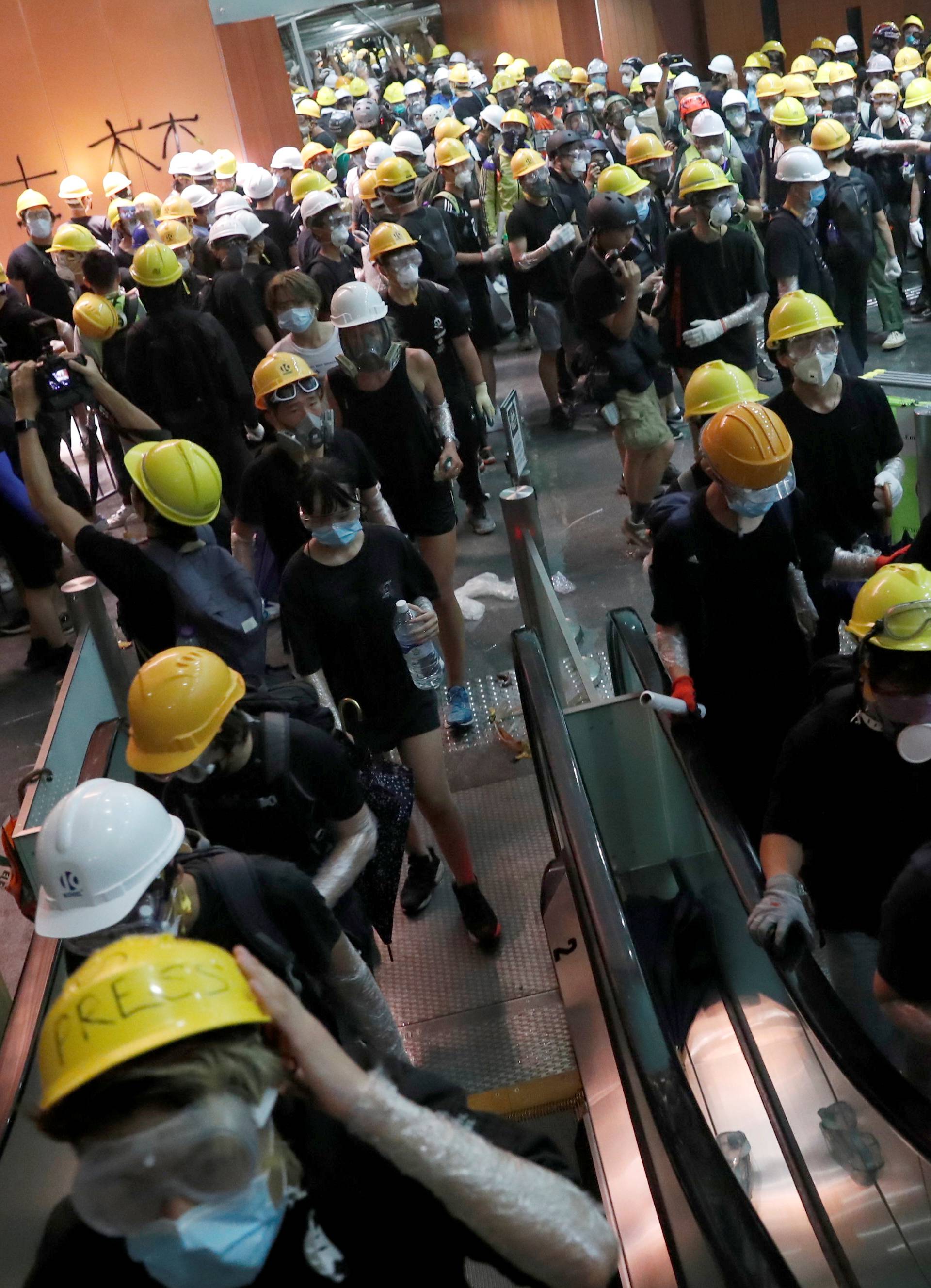Hong Kong: Prosvjednici ušli u parlament i satima ga okupirali