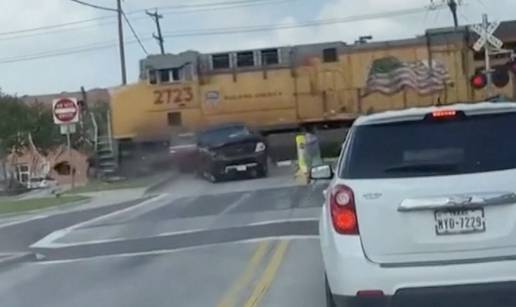 U zadnji tren izbjegli smrt: Auto im zapeo na tračnicama pred jurećim vlakom