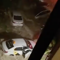 Jaka kiša prouzročila poplavu biblijskih razmjera u ruskom gradu: Voda nosila aute po cesti