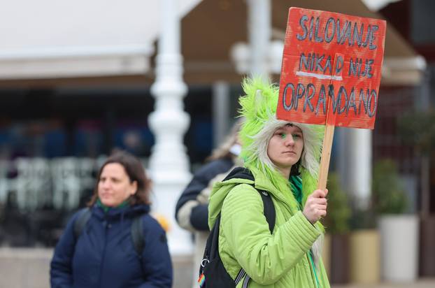 Zagreb: I danas molitelje na Trgu ometali bukom i prosvjedom