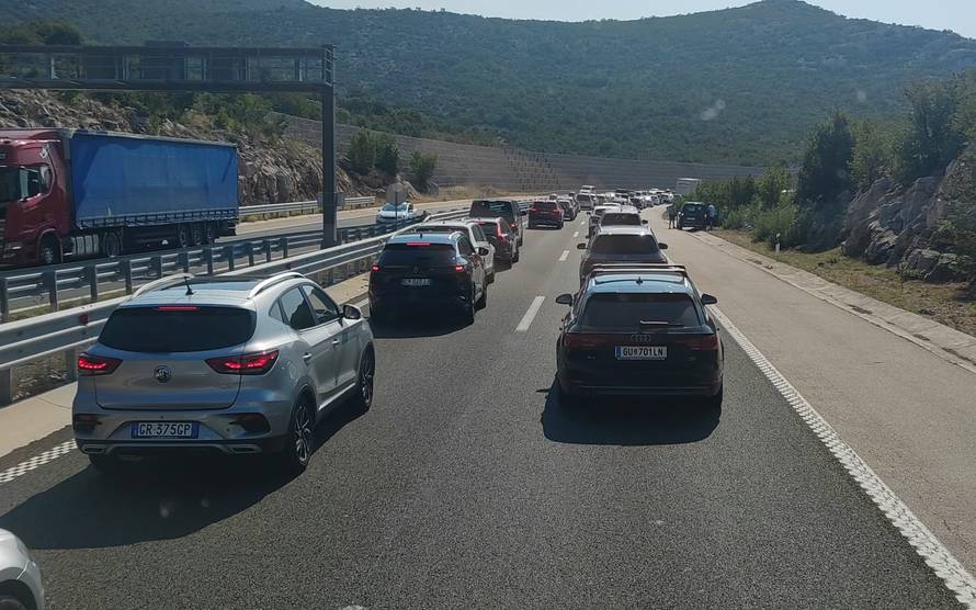 VIDEO Kaos na autocesti A1 kod Sv. Roka: 'Ogromna je kolona! Stojimo dva sata i ne mičemo'