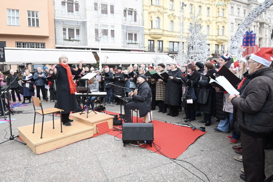 Ovako su Hrvati diljem zemlje proslavili Badnjak: U Zagrebu se pjevalo, u Puli dijelili rižoto