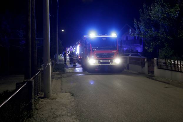 Velik požar u Sesvetama, izgorjelo deset automobila, oštećen i brod