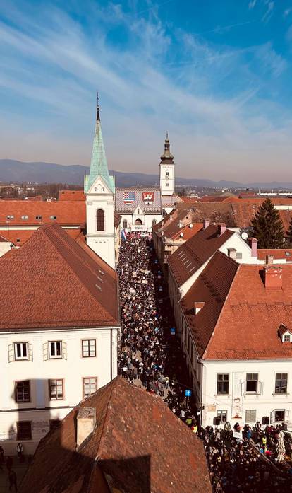 Velika fotogalerija s prosvjeda na Markovu trgu: Rijeka ljudi i poruke protiv Vlade i Plenkija