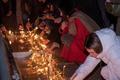 FOTO Tuga u Crnoj Gori: Građani pale svijeće u Podgorici za 12 žrtava sumanutog pokolja