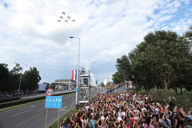 Zagreb: Prelet helikoptera i zrakoplova  tijekom svečanog obilježavanja 30. obljetnice VRO Oluja