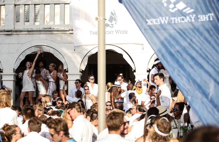 Razuzdana zabava na Hvaru: Gole grudi i potoci šampanjca