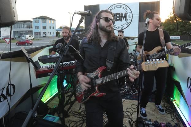 Osijek: Rock bend Echoes zabavljao Osječane na prvom pokretnom koncertu