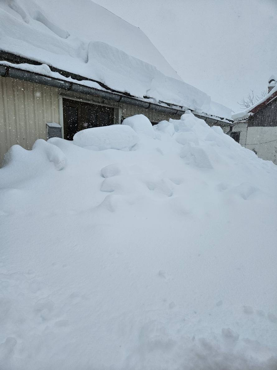 'Snijeg nam je prekrio i vrata i prozore, nema ga više ovoliko ni zimi. Samo da krovovi izdrže'