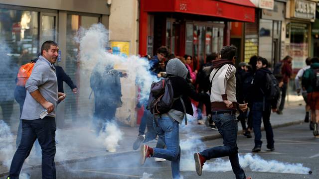 Francuska policija se sukobila sa žutim prslucima u Parizu