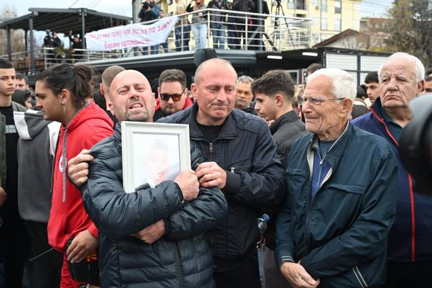 Bolni prizori iz Gradskog parka u Kočanima, građani prosvjedom odaju počast poginulima