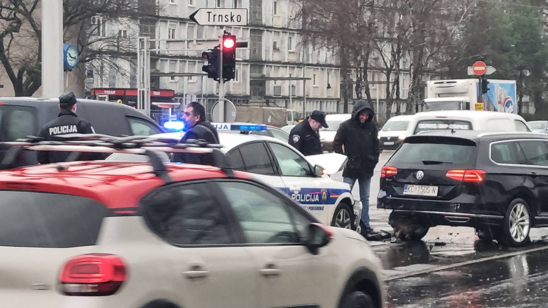 VIDEO Kod Velesajma razbijen policijski auto, čitatelj 24sata: 'Vidio sam trenutak nesreće'