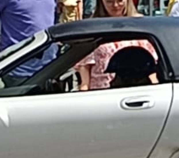 BIZARNO! Vozač auta zabio se u izlog u Zagrebu. Imao je kacigu?