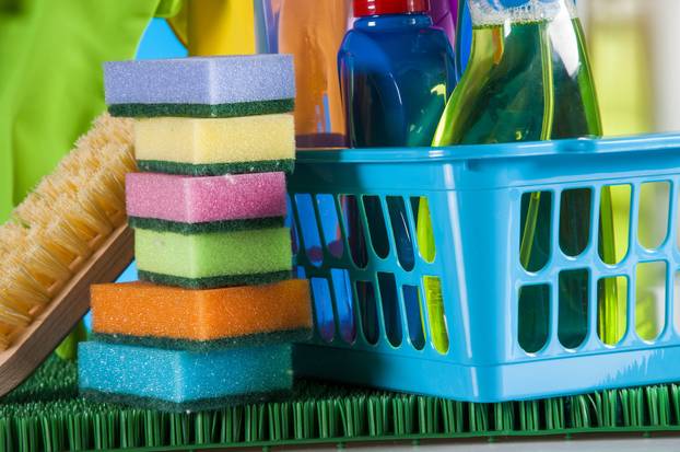 Ovo je 10 stvari koje ne smijete spremati u ormar s kaputima