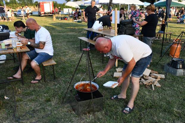 FOTO Otvoreno prvenstvo u kuhanju Fiša: Kotlovi i miris ribe preplavili Slavonski Brod