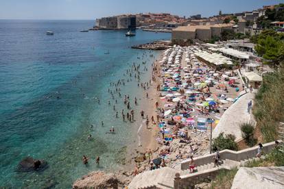 FOTO Plaža Banje u Dubrovniku skoro se ne vidi od suncobrana