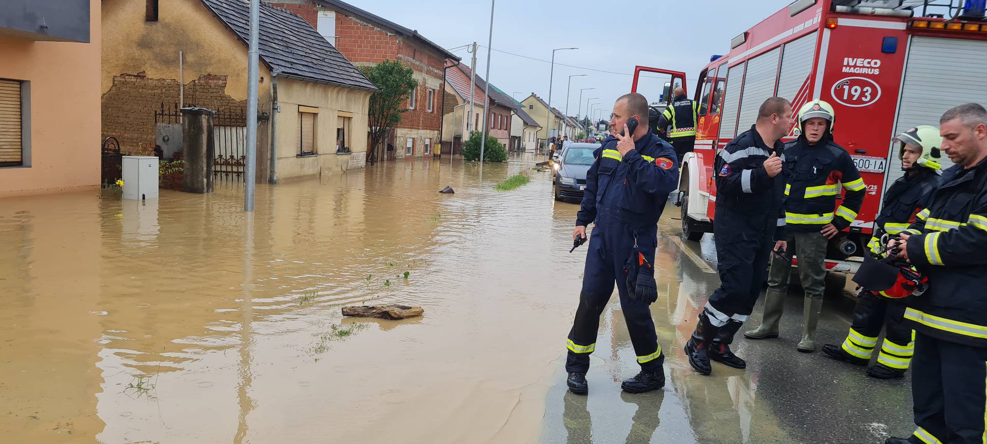 Bujice poplavile dvorišta, ceste i podrume, mještani su ogorčeni: 'Sve je puno vode, katastrofa!'