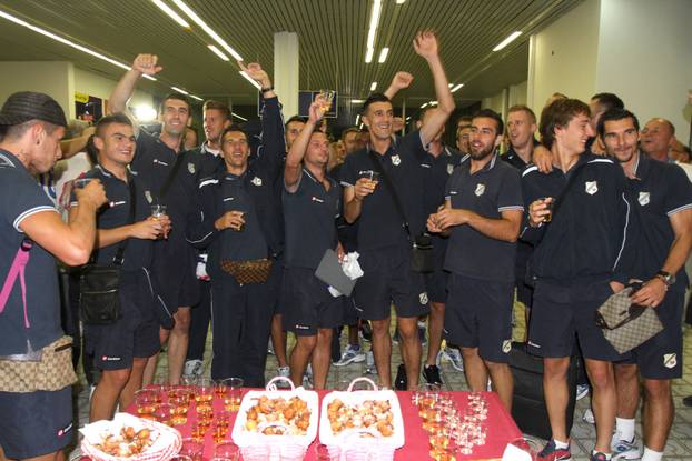 Rijeka: Nakon slijetanja u zra?nu luku igra?i HNK Rijeke proslavili pobjedu na Korzu