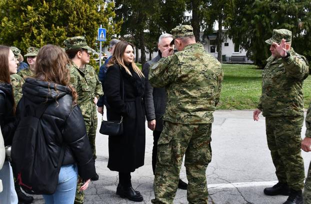 Na svečanoj prisegi ročnika u Požegi pozornost je privukla Diva Perković, kći pjevača Marka Perkovića Thompsona